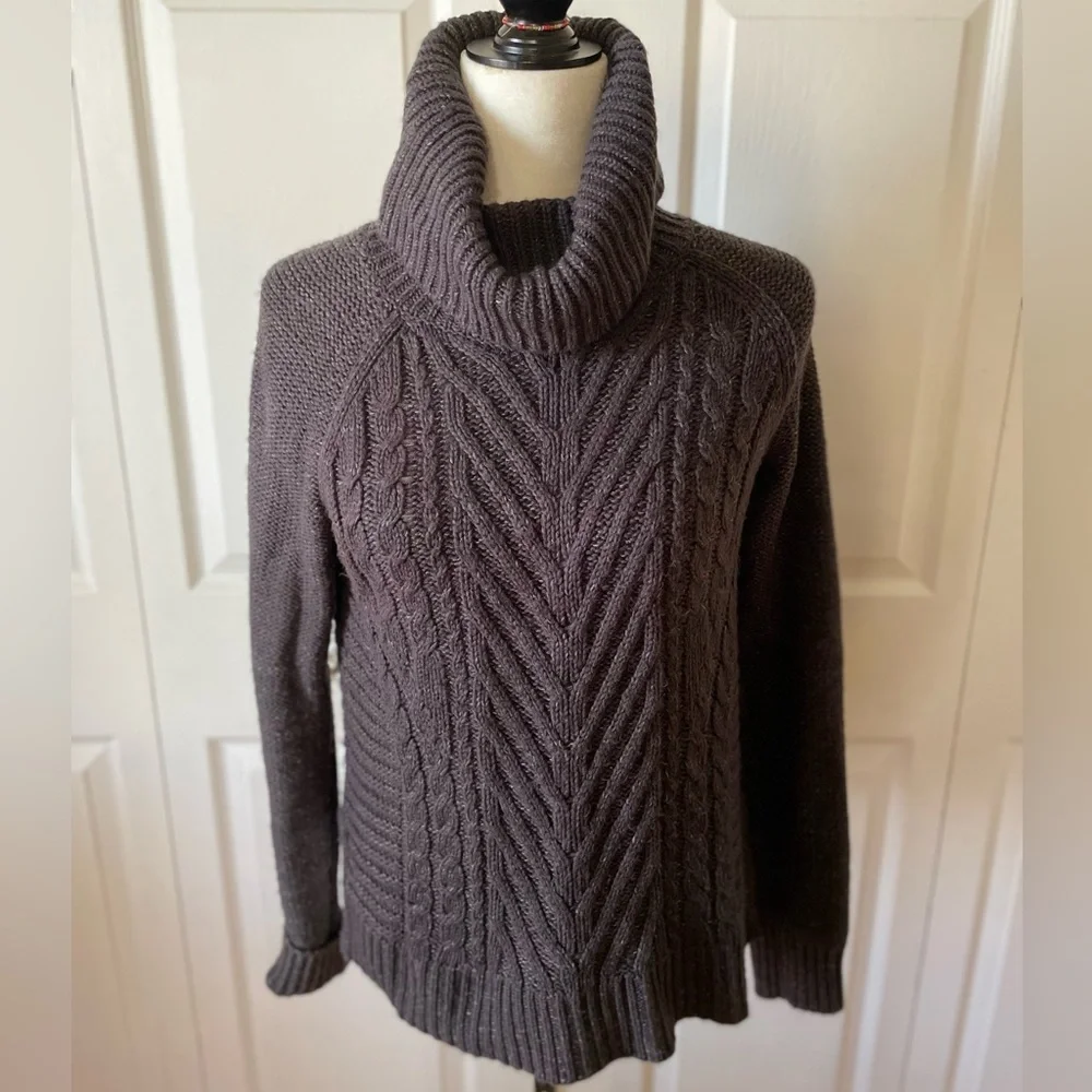 Elle black turtleneck